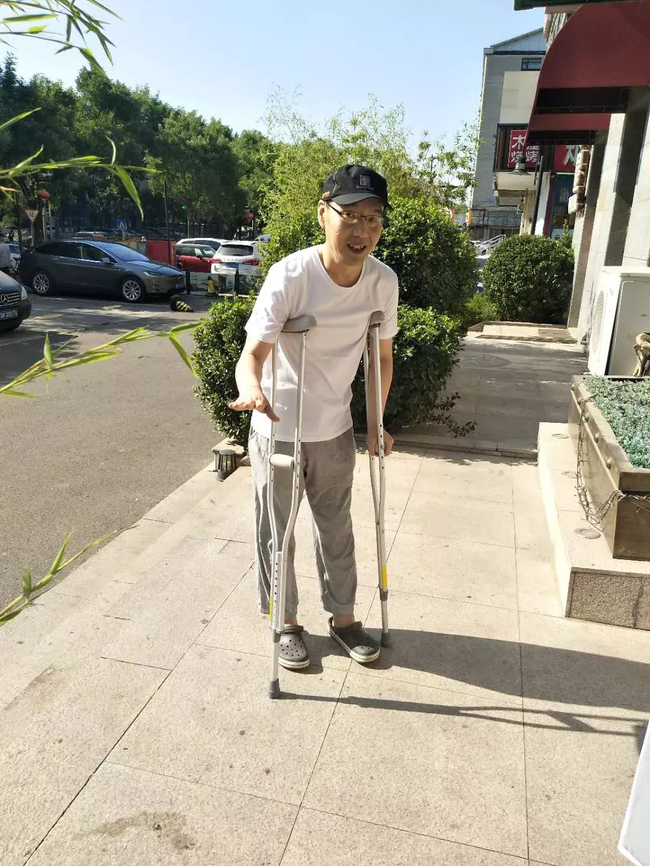 同样是拄着双拐来到正和天下的于海，在做完康复后直接脱拐行走