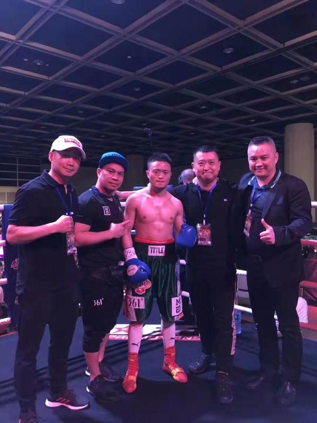李翔获WBO世界青年拳王 左一为王兴华