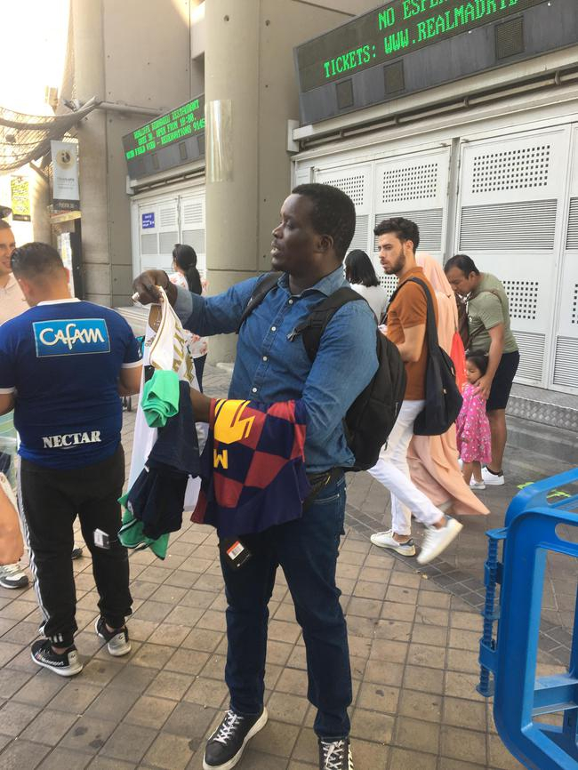 在伯纳乌门口，卖巴萨球衣