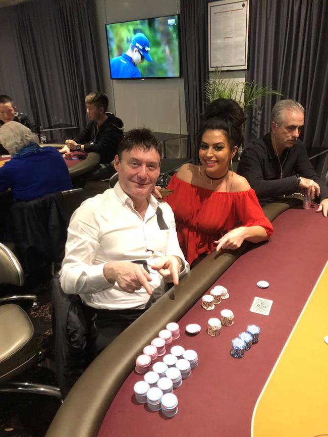 怀特与女友在扑克牌比赛中