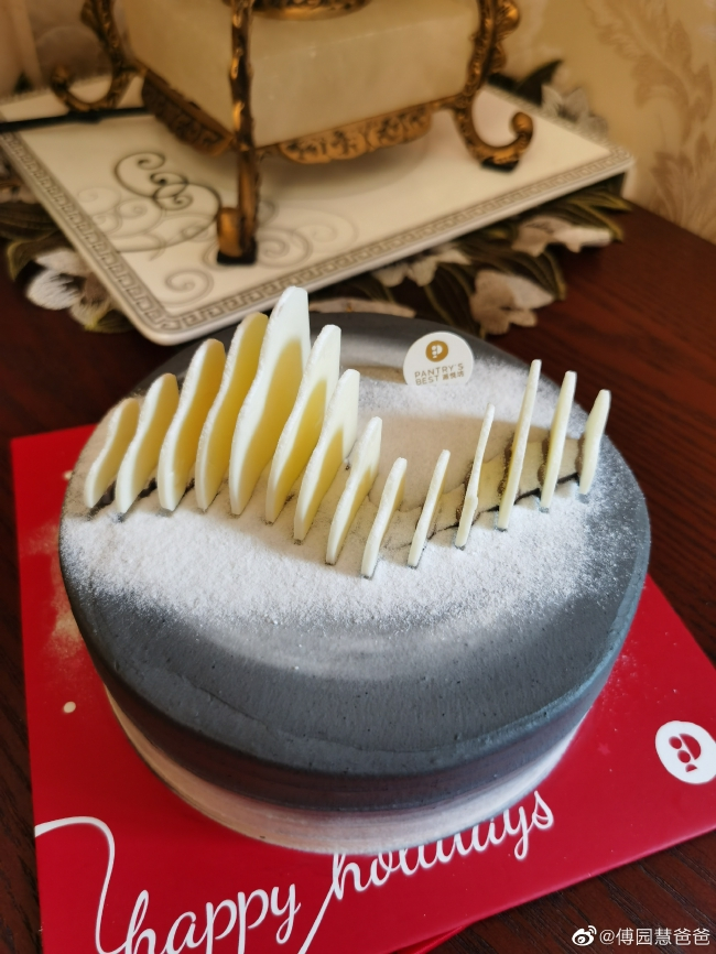 傅园慧爸爸晒给女儿定制的生日蛋糕