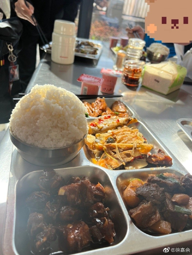 徐嘉余的“盛饭技术”获得网友的一致肯定