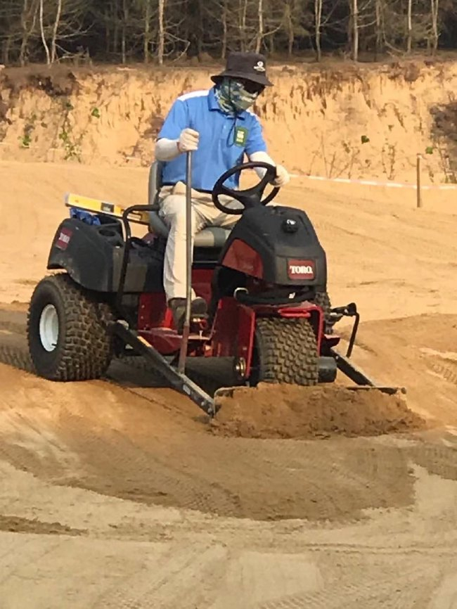 本土球场设计师卢军在进行山钦湾高尔夫俱乐部的改造设计