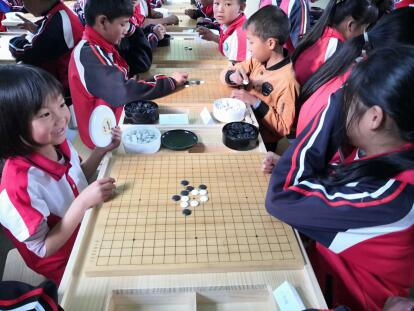 启蒙过后孩子们进行了吃子教学比赛