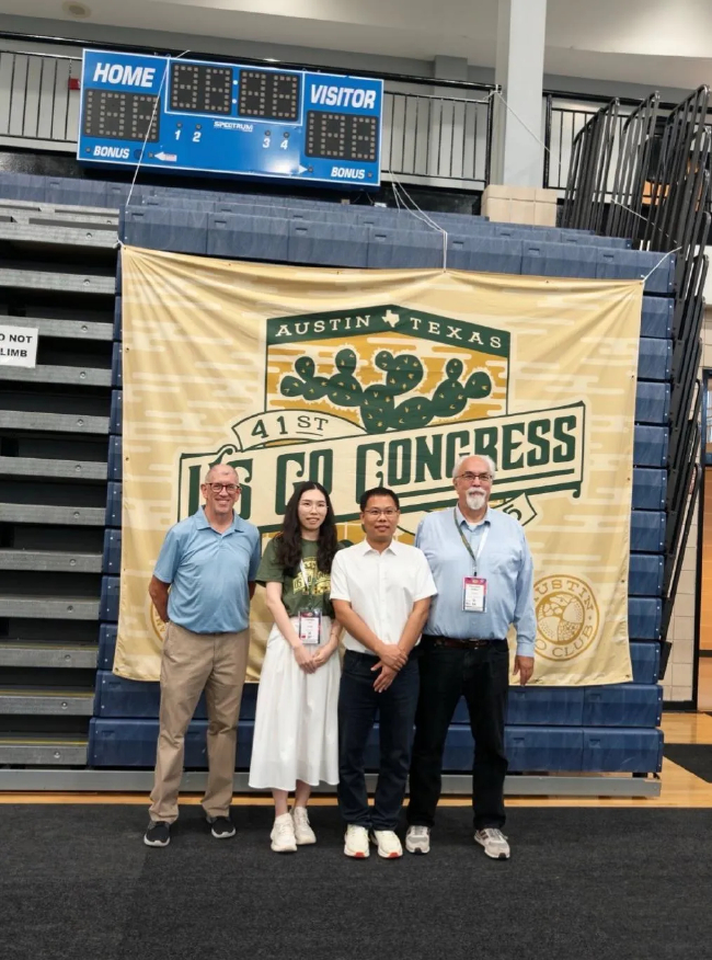 （鐘文靖、賈罡璐與大會(huì)主辦者，年第美國(guó)圍棋協(xié)會(huì)主席合影）