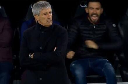 在场边举止不当