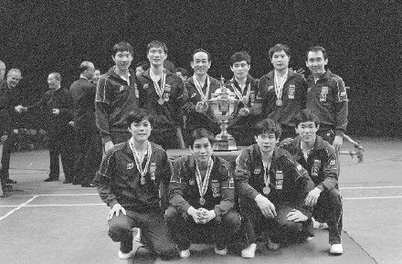 　　1982年汤杯英雄队伍。图中前排左起：陈昌杰、姚喜明、孙志安、陈跃 后排左起：陈天龙、栾劲、王文教（教练员）、韩健、林江利、侯加昌（教练员）