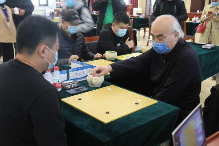 原北京棋院副院长、中信北京队主教练谭炎午职业七段进行一对三的指导棋。
