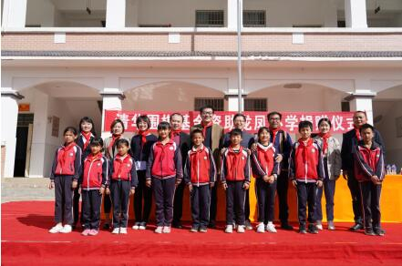 孩子们为嘉宾戴上红领巾