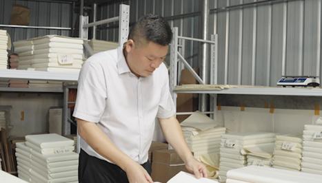 池厂长在库房内查抄纸成品