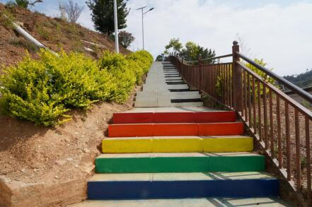 通往卫生间的必经之路，孩子们蹦蹦跳跳地踏着琴键往返