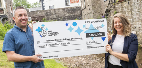 夫妻18年中奖图