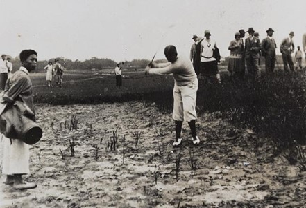 科克伍德在球场沙坑击球