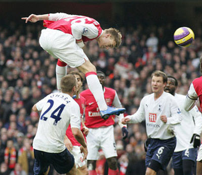 本特纳跳起来，膝盖都到别人脑袋了