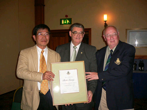 宋鑛满（左）收获卡诺斯蒂的荣誉证书