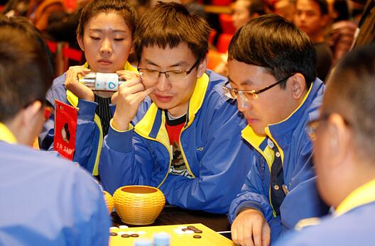 北海队在紧张地分析局面