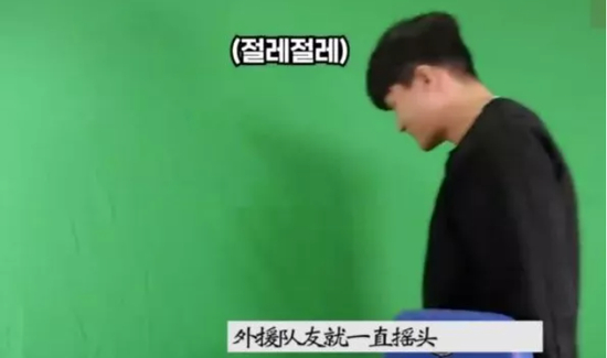 金玟哉模仿无奈外援队友