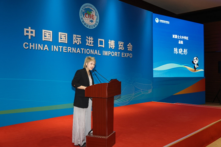 陈晓彤女士在会上发言