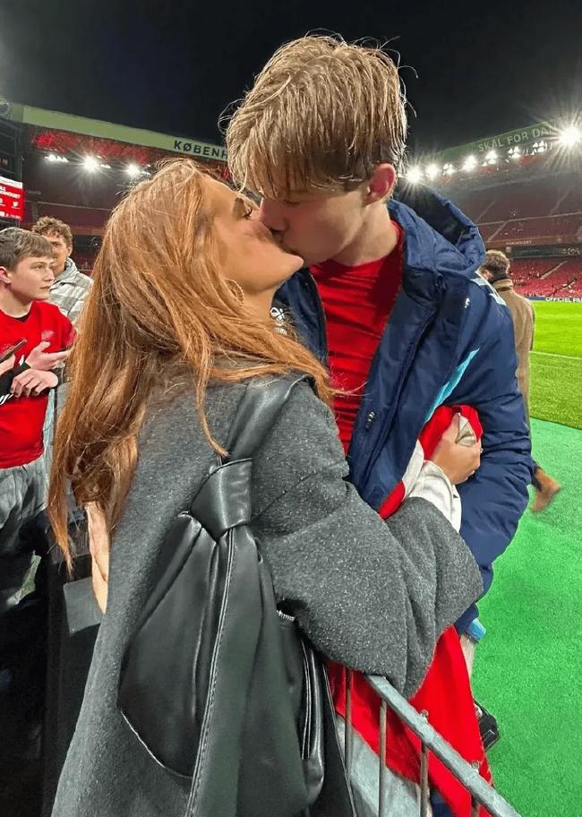  Huo Yilun's Girlfriend Watches the European Cup, a 20-year-old Girl Cheers for Her Lover