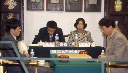 　　▲1997年，在第5届真露杯三国围棋擂台赛最终局中，徐奉洙九段战胜中国的马晓春九段，创下了九连胜的神话。