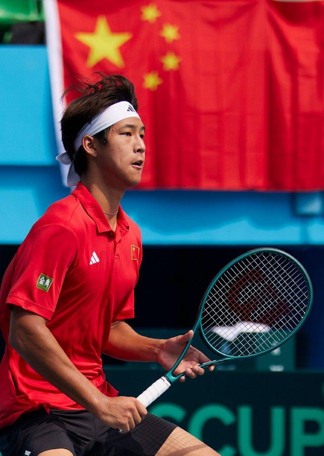 18岁小将周意助中国男网险胜
