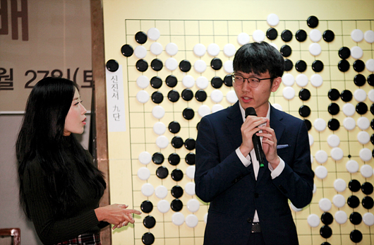 　　申真谞九段说，“17岁的时候，不管赛程多么紧张，也不知道疲惫为何物。今年20岁，感觉和有点和以前有点 不一样。”台下笑成一团。