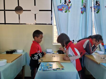 很快就有孩子喜欢上了这个黑白游戏