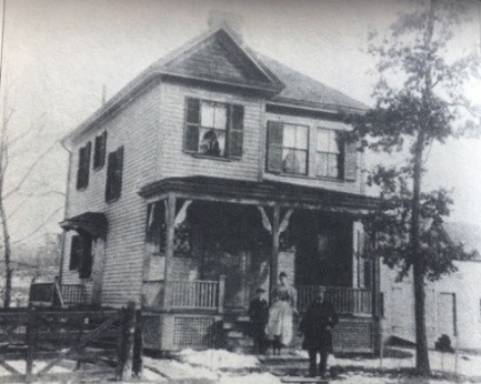 7岁的威梅特和父母在家门前