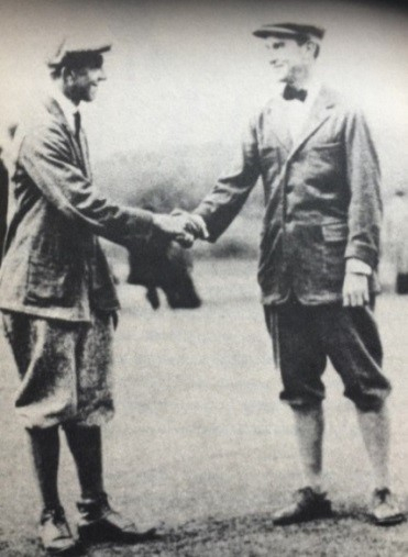 杰里·特拉弗斯（右）赛后和威梅特握手