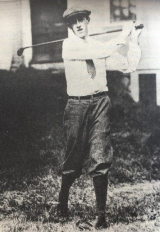 16岁的威梅特在家后院挥杆