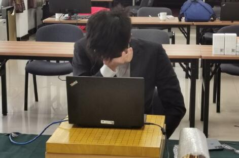 柯洁哭了。在LG杯决赛输给韩国棋手申旻埈之后，柯洁难过落泪。