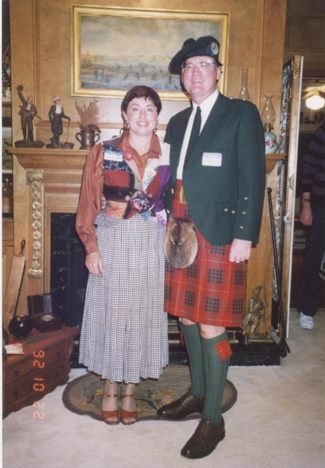 　　韦恩和夫人克罗地亚，照片选自迪克·麦克德诺2013年版《世界著名高尔夫藏品》和美国高尔夫传承协会2014年9月会刊