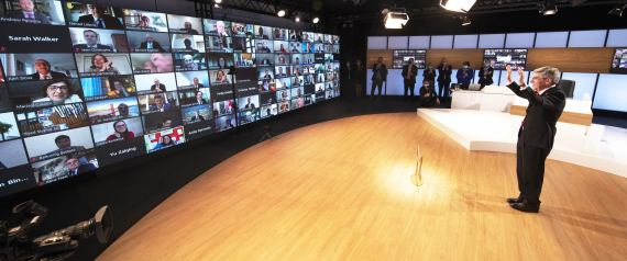 国际奥委会主席巴赫向全体委员和全球媒体致意。国际奥委会供图