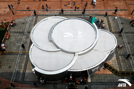 安踏冠军体验店顶部