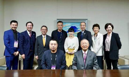 去年10月，中国乒协主席刘国梁应邀观摩日本T联赛，左一为张一博