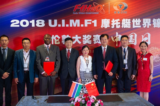 　　国际摩联F1委员李浩杰（右三）与中国驻英国大使馆领事王霄巍（左四）、英国女王副官OBE黎美蝉（右四）等合影留念