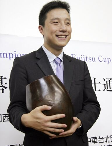 古力捧起富士通杯