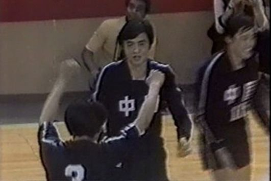 80年代的中国男排，汪嘉伟和侯杰庆祝得分