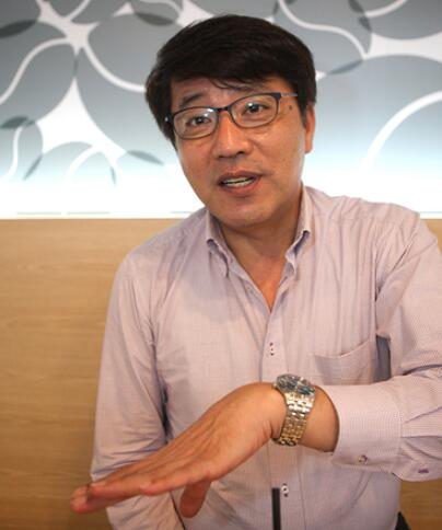 　　▲ 金柱成，出生于日本东京，在大阪长大。1979年，朝鲜进行在日侨胞归国活动时，与祖父母一起回到朝鲜。其间，他在师范大学专攻排球，并成为一名教授。后来，发表多篇短篇小说，还曾在在朝鲜国家科学院工作。2008年，他到韩国定居。
