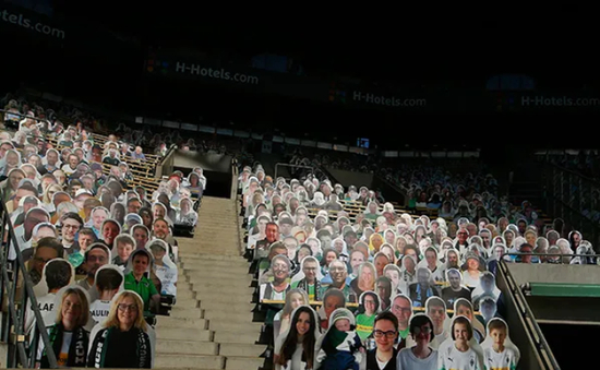 德国门兴格拉德巴赫队主场的体育场内，真人大小的球迷画像被安置在看台上。