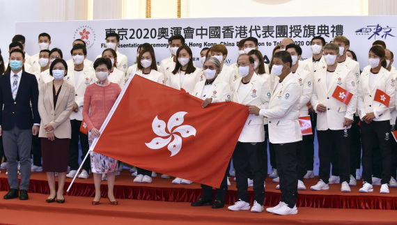 　　7月8日，香港特区行政长官林郑月娥（前排左三）、中国香港体育协会暨奥林匹克委员会会长霍震霆（前排右三）、中国香港代表团团长贝钧奇（前排右二）等在授旗仪式上与中国香港代表团成员合影。新华社记者 卢炳辉 摄