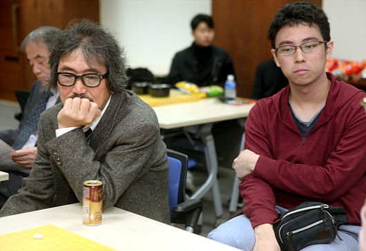 日本队副帅（右）一力辽将出场