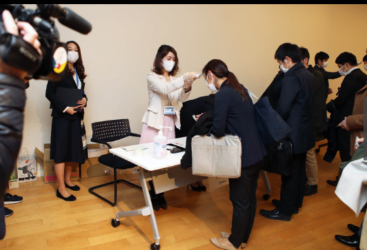 发布会现场检测体温 必须佩戴口罩