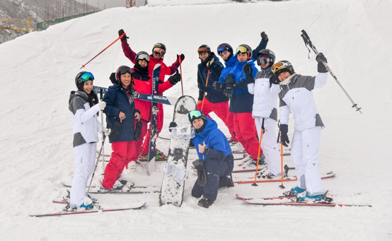 ALEX FERREIRA与媒体、滑雪意见领袖合影