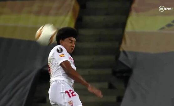 球是塞维利亚球员蹭出界的