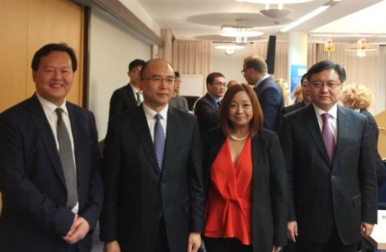 河北省省长许勤（左二）与天荣集团和正星集团董事局主席李浩杰（左一）等嘉宾合影