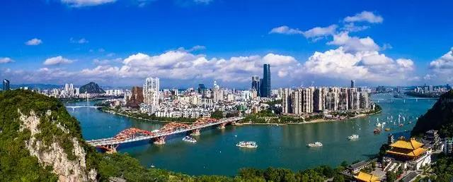 图为2017年10月1日拍摄的水上巡游编队在柳江上进行狂欢巡游。新华社发（李斌 摄）