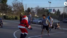 视频-圣诞装街球场教做人 教授新作COS圣诞老人