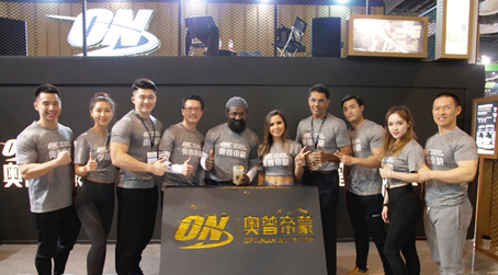 　哥兰比亚运动营养亚太区总裁 Sam Bedi先生和哥兰比亚运动营养大中华区董事总经理刘志成先生现场共同揭幕“奥普帝蒙”中文标识。