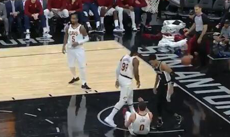 乐福倒地后伸手